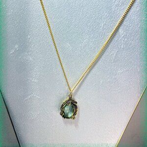 NWOT | Tasteful Gold Pendant Featuring a Large, Faceted Green Crystal